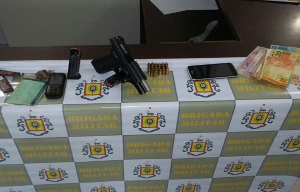Ir para  <p>A Brigada Militar, em abordagem realizada a um ve&iacute;culo na Rua Santa Beatriz, no bairro Progresso, em Erechim, submeteu &agrave; revista pessoal o condutor de um ve&iacute;culo. Em sua posse, foi localizado uma pistola...